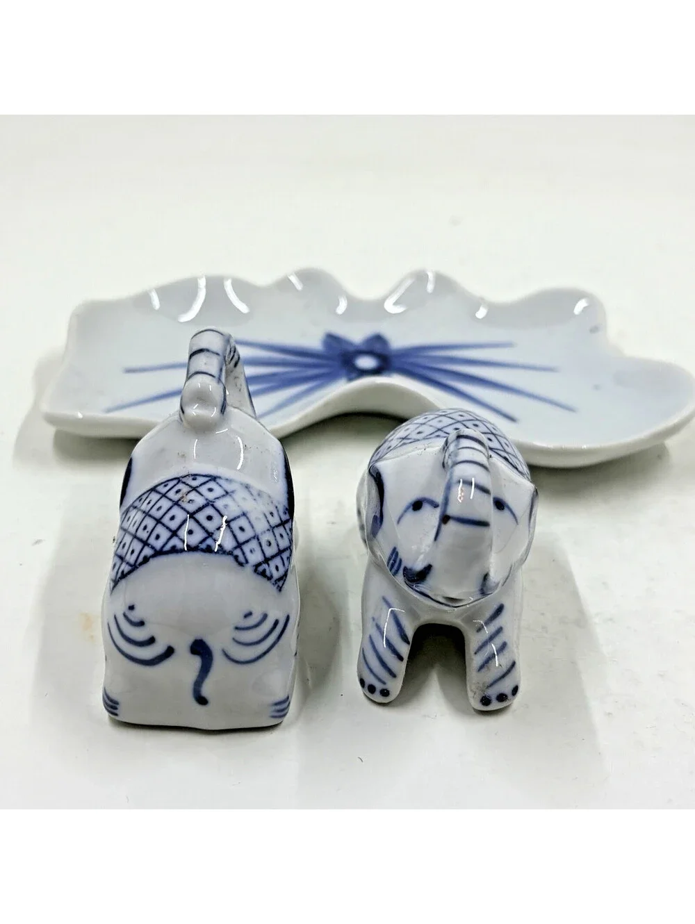 2 Delft Style Elephant Salt and Pepper Shakers with Tray - Vintage